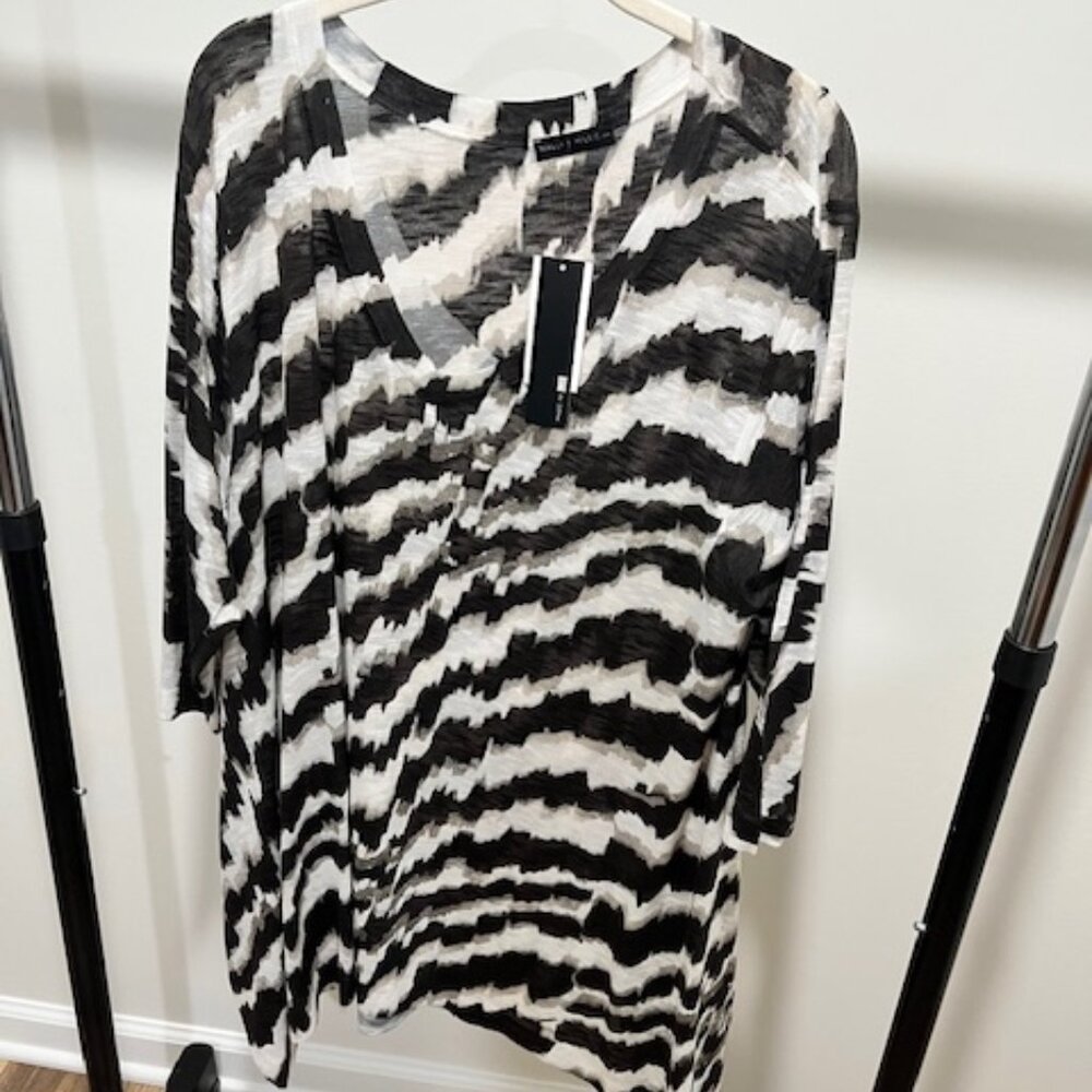Monochrome Flow V-Neck by Nally & Millie